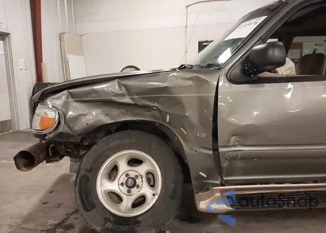 2000 Ford Explorer Eddie Bauer из США, поврежденный, VIN 1FMZU64P8YZA58382